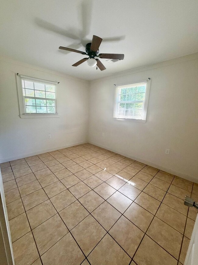 Building Photo - 3 Bed 1 Bath Brick Home
