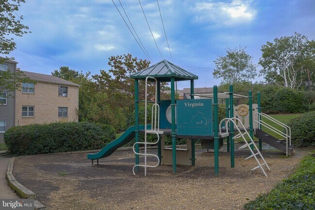 Building Photo - 5937 Quantrell Ave