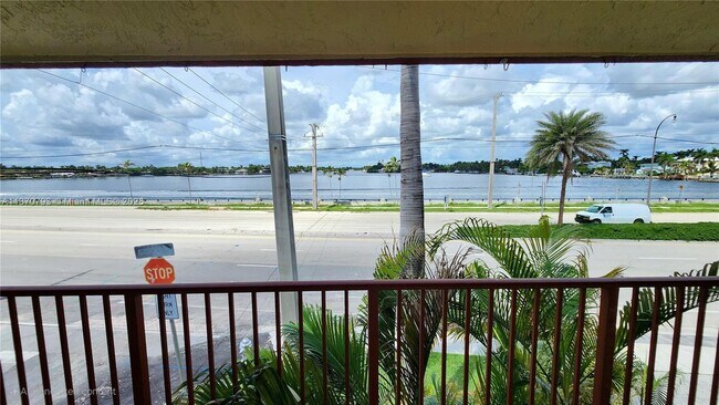 Building Photo - 513 S Ocean Dr