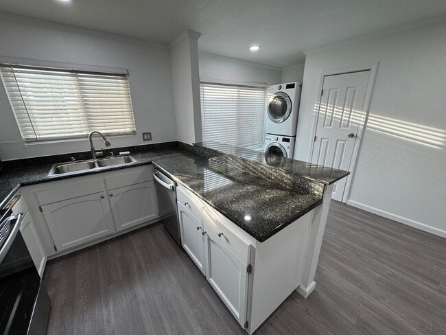 Building Photo - 2 Bedroom Condo in San Diego