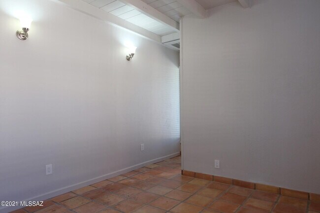 Building Photo - 3941 E Louis Ln