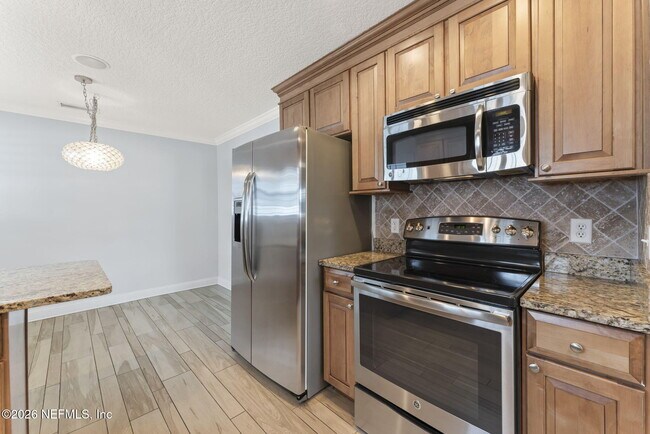 Building Photo - 618 8th Ave N