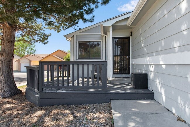 Building Photo - Classic 3 Bedroom 2 Bathroom in Fort Collins Ranch in an Incredible Location!