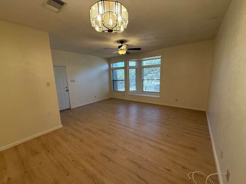 Building Photo - Room in Apartment on Indio Dr