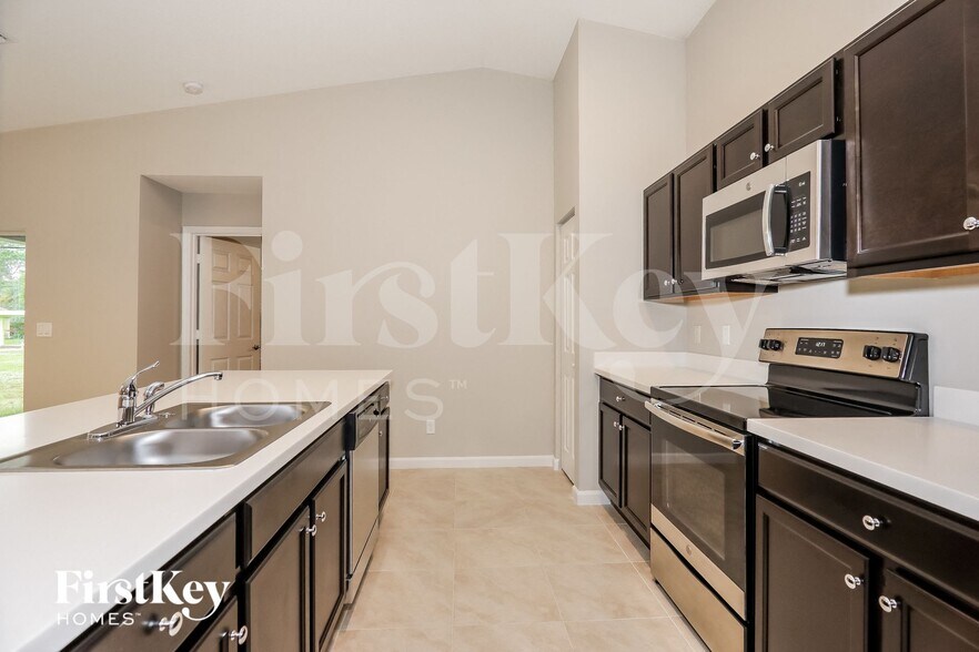 Building Photo - 1732 SW Hilola Ln