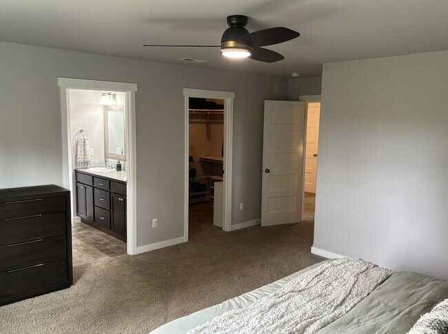 Building Photo - Stunning 4 Bed Yelm Home with Vaulted Ceilings & Modern Amenities!