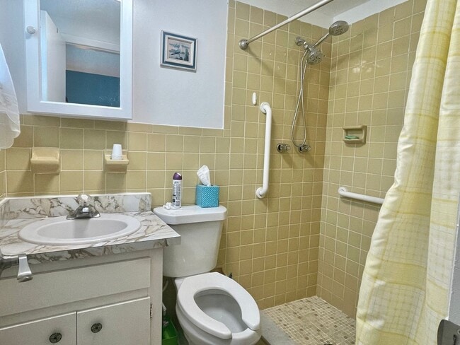 Building Photo - Available MAY - DEC 2026 Fully Furnished Turn Key 2 BR 2 BA inc Utilities Heart of Downtown Vero!...