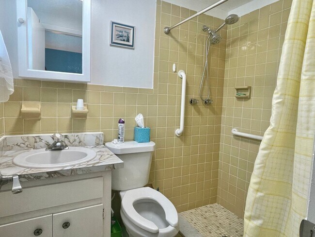 Building Photo - Available Mid October 2025 Fully Furnished...