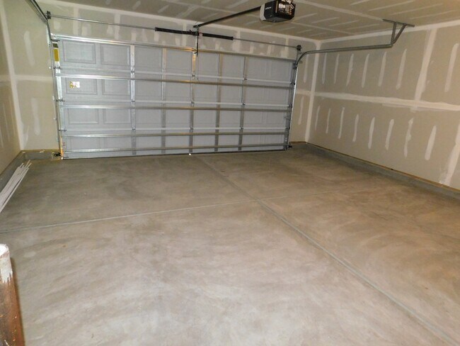 Building Photo - Brand New! 4 bed, 2.5 bath