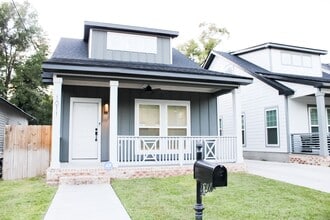 Building Photo - Newer Construction Home Near Downtown Pens...