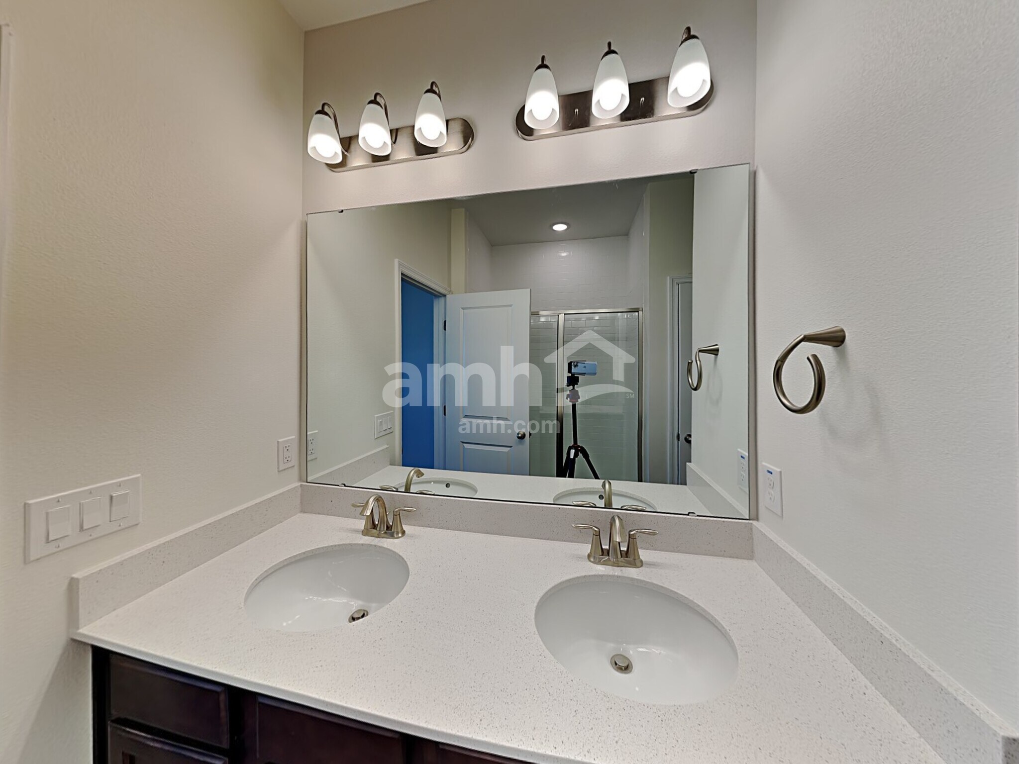 Building Photo - 1118 Sky Lks Dr