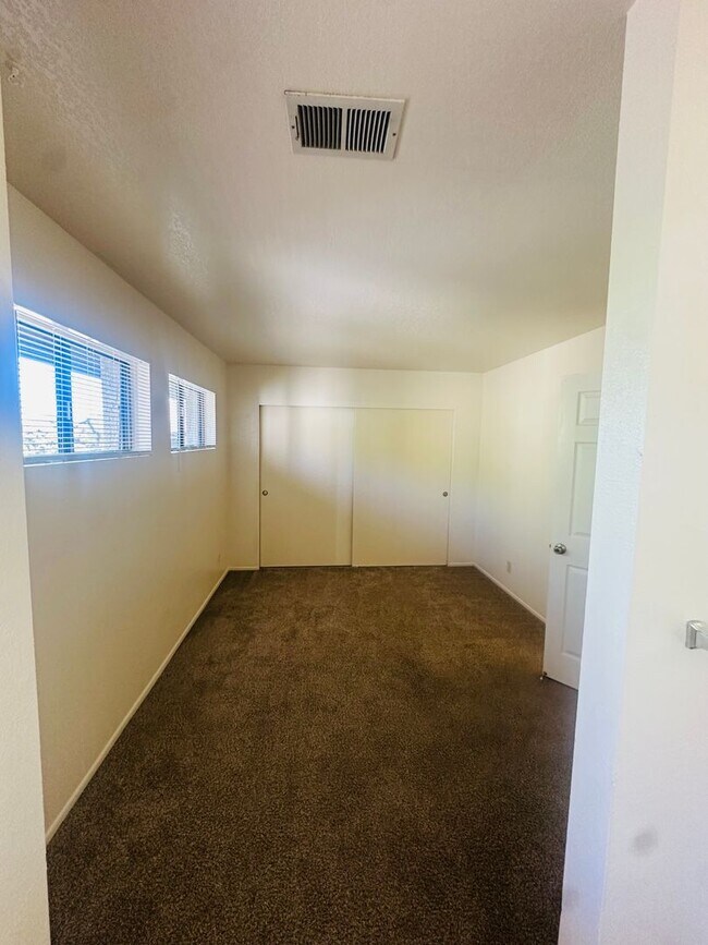 Building Photo - 1314 W Apricot Ave