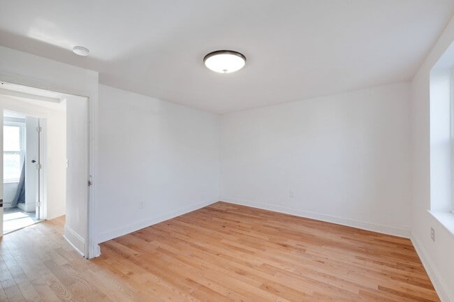 Building Photo - Newly Renovated Home Northern Liberties