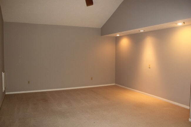 Building Photo - 3126 E Lake Cres Dr