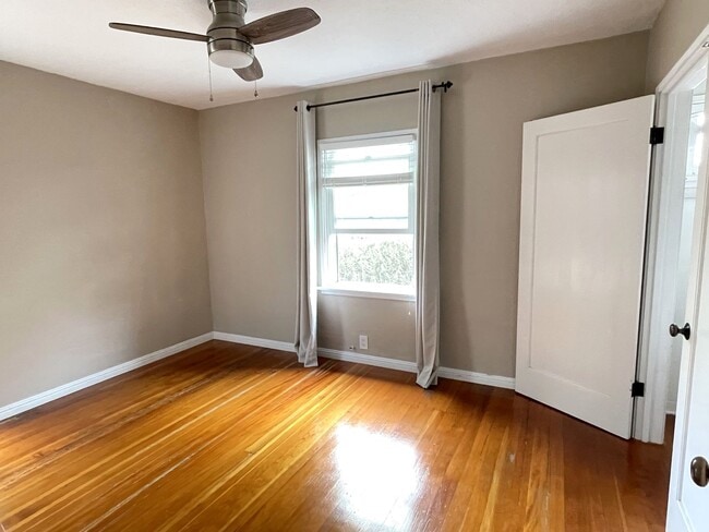 Building Photo - Upgraded Contemporary Craftsman