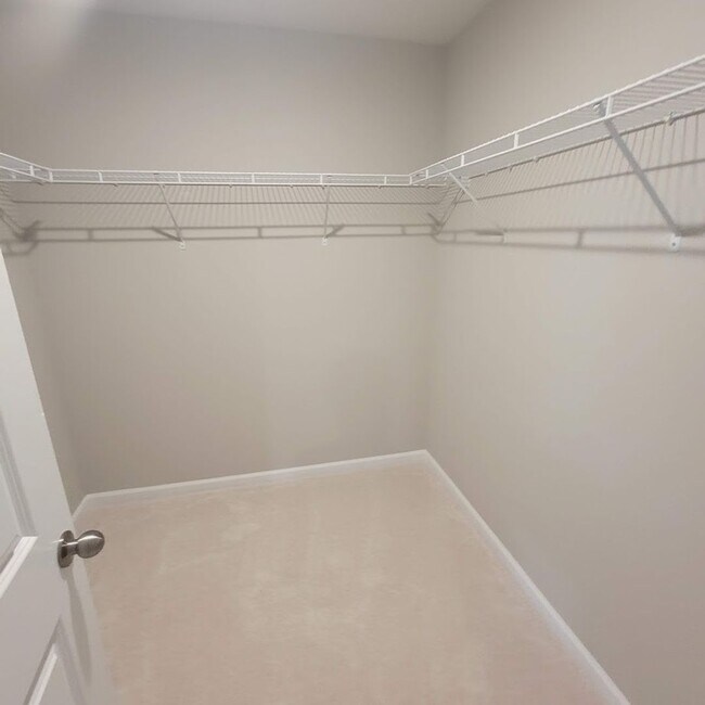 Building Photo - End Unit; 3Br/2.5BA Townhouse