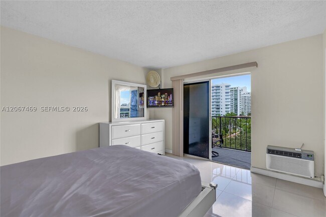 Building Photo - 899 West Dr