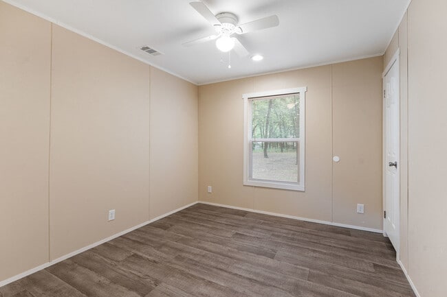 Building Photo - 135 Southlake Dr.