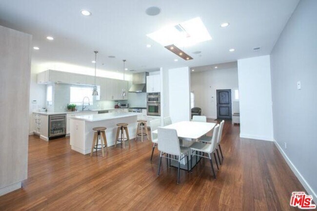 Building Photo - 248 S La Peer Dr