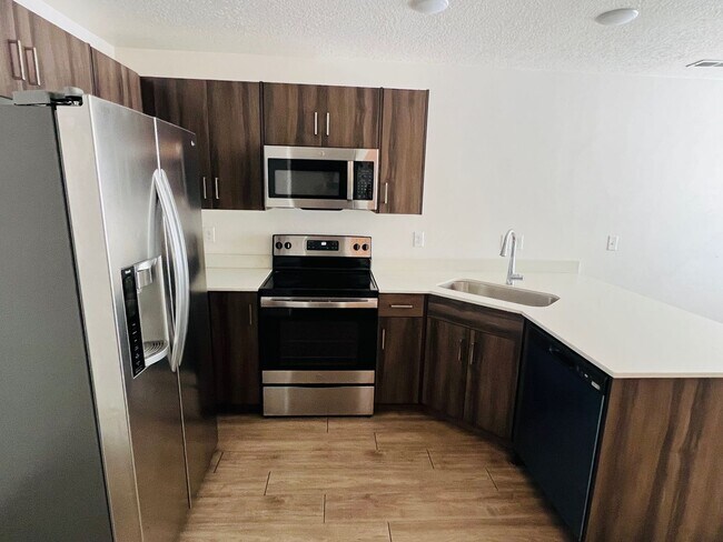 Building Photo - Beautiful new construction town home with ...