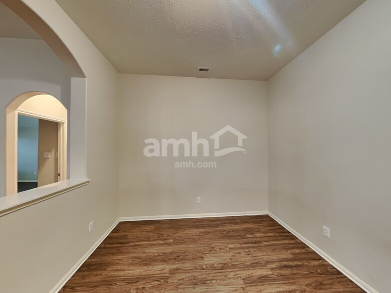 Building Photo - 2420 Avalon Trace Ln