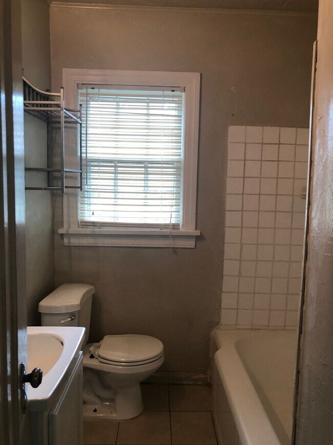 Building Photo - 2 Bed 1 Bath - Refrigerator Included - Urb...