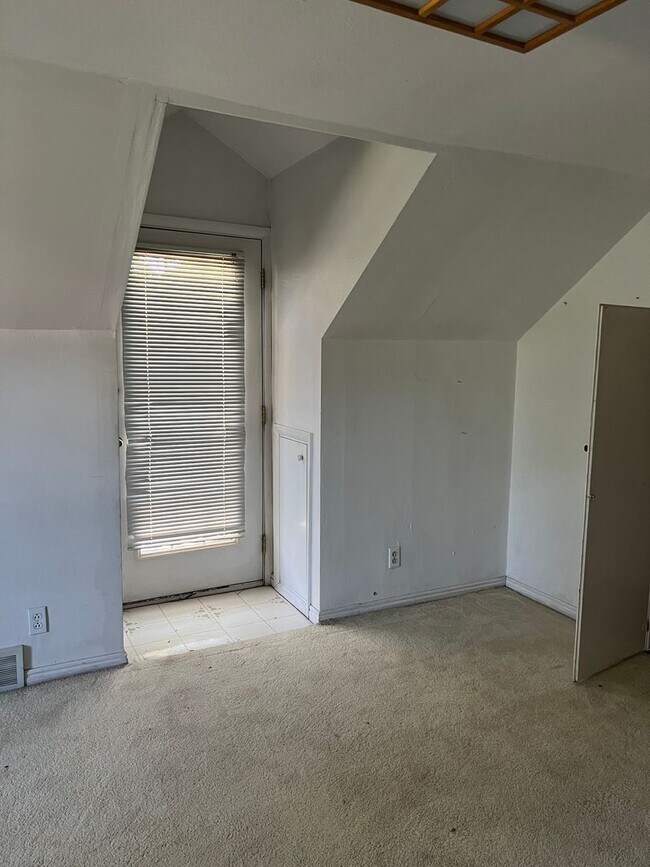 Building Photo - Charming 5 Bed, 2 bath home in the heart of Rexburg with detached 3 CAR GARAGE!!!!