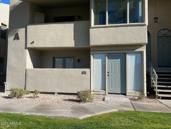 Building Photo - 1820 E Morten Ave