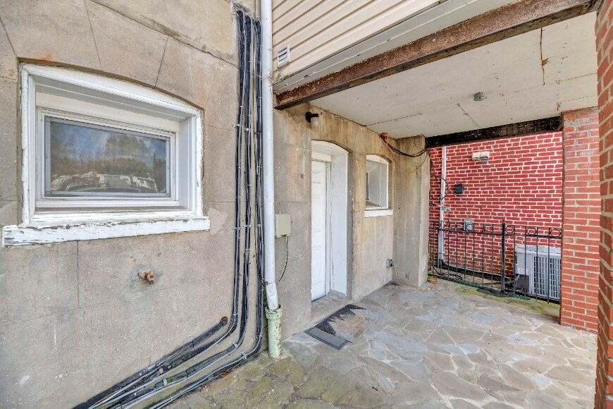 Building Photo - 1865 Newton St NW