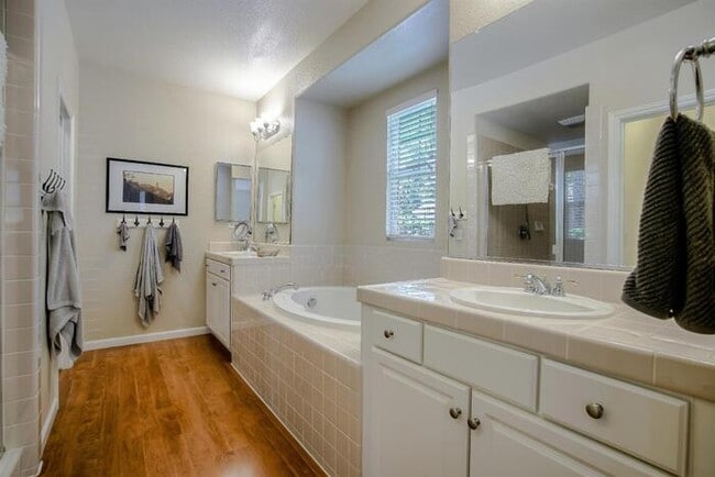 Building Photo - Immaculate Modern Townhouse in Sought-Afte...