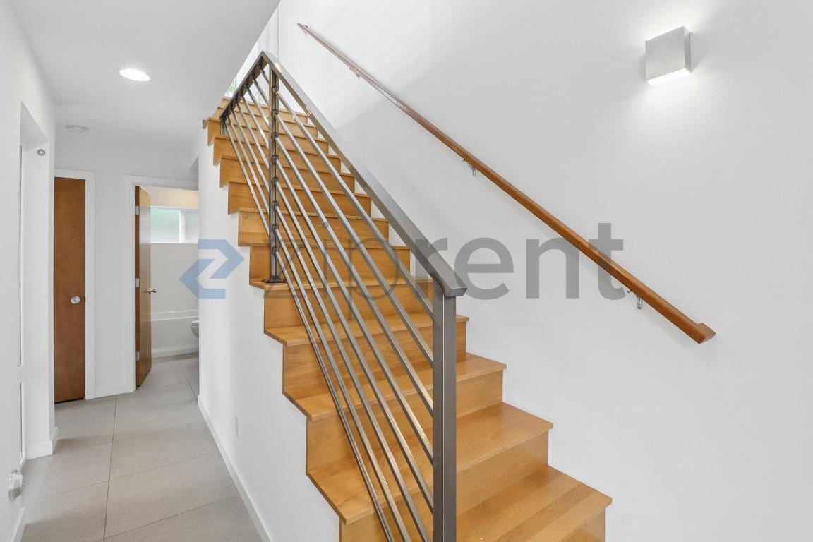 Building Photo - Unit A