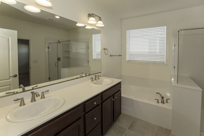 Building Photo - 4 bedroom, 2.5 bathroom home in Golden Valley.  washer/dryer/refigerator included