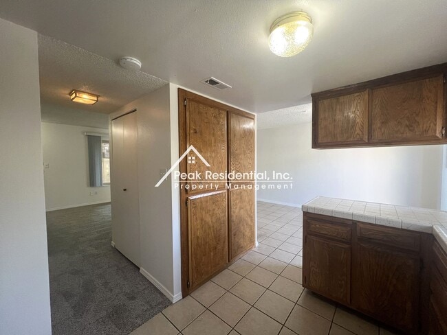 Building Photo - Spacious Carmichael 2bd/2.5ba Townhouse wi...