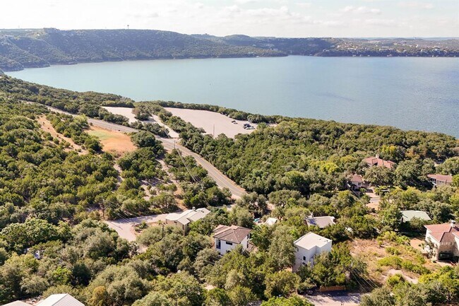 Building Photo - 13803 Lakeview Dr