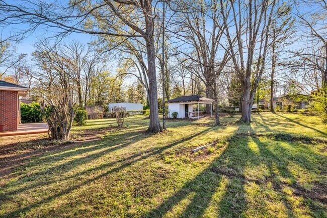 Building Photo - NW - Large Brick Ranch, Updated, Hardwoods, LR, DR, Den, Two Decorative Fire Places, Fenced, Stor...