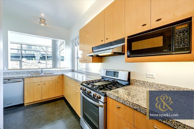 Building Photo - 303 Bryant St