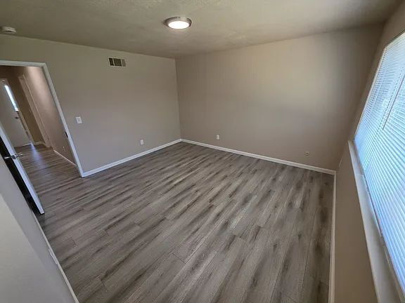 Building Photo - This charming newly renovated home has 3 bedrooms and 2 full bathroom.