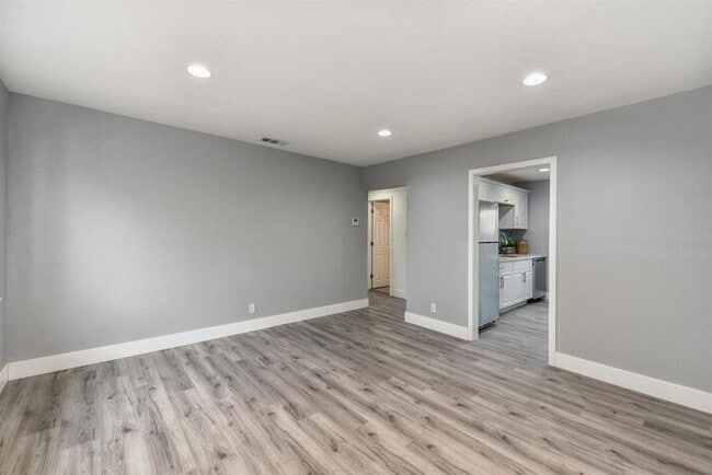 Building Photo - Beautifully Remodeled Duplex - 2 Bed, 1 Bath