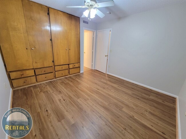 Building Photo - Kingswood Condo #26 - Walking Distance to Campus!