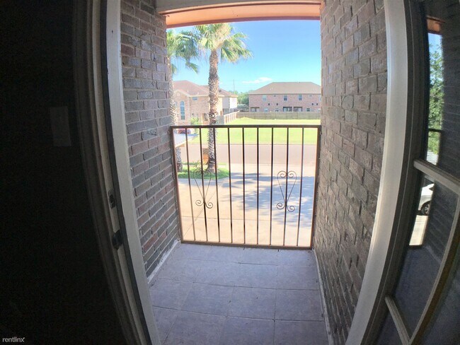 Building Photo - 2 br, 2.5 bath Townhome - 1206 W Fig Ave 2...