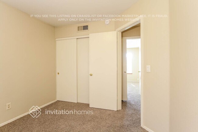 Building Photo - 7934 W Laurel Ln