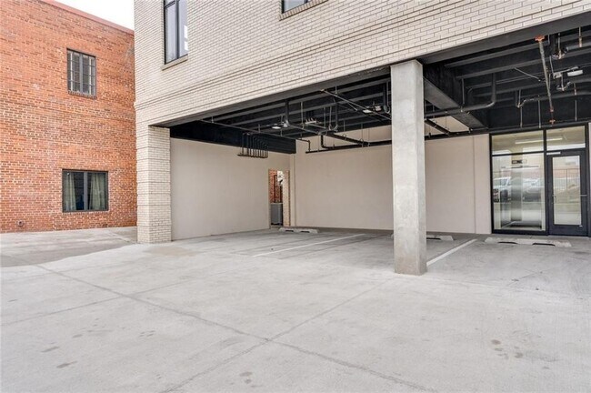 Building Photo - 701 N Hudson Ave