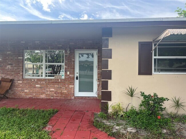 Building Photo - 420 SE 13th Dr