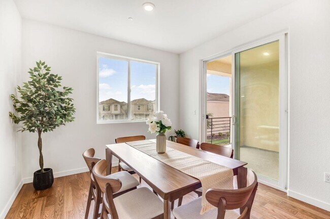 Building Photo - Spacious 3-Story Home in Rancho Cordova