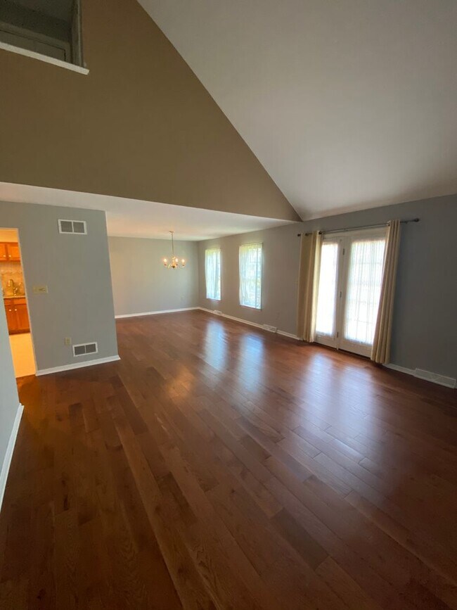 Building Photo - Beautiful 3 BR End Unit Townhouse in Summit Hills!