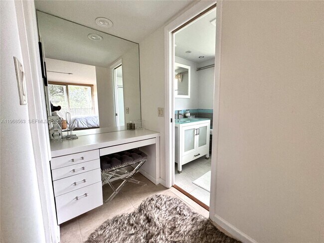 Building Photo - 901 W Cypress Ln