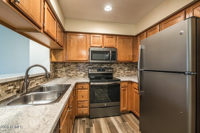 Building Photo - 9708 E Vía Linda