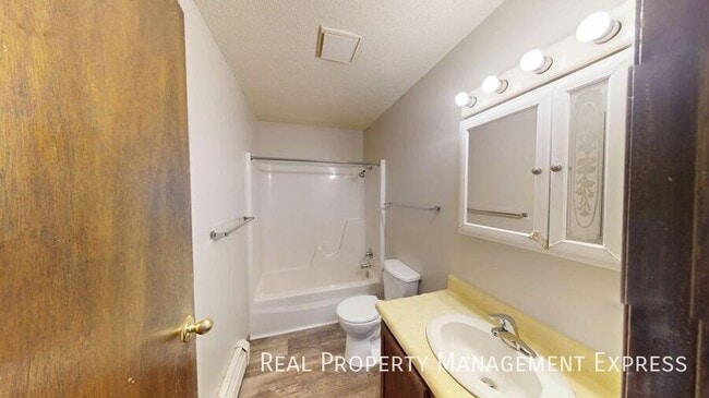 Building Photo - 2 Bed 1 Bath Apartment