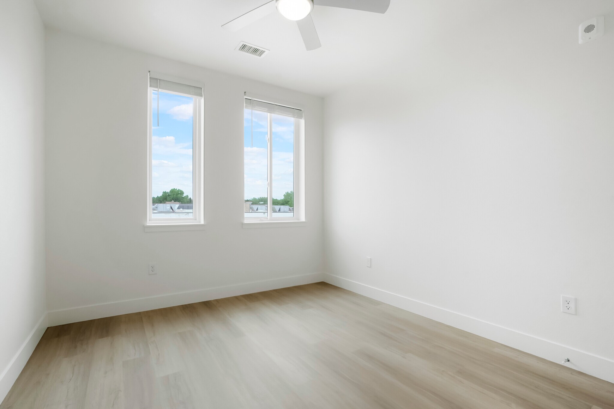 Building Photo - 2960 Hawthorn Ave