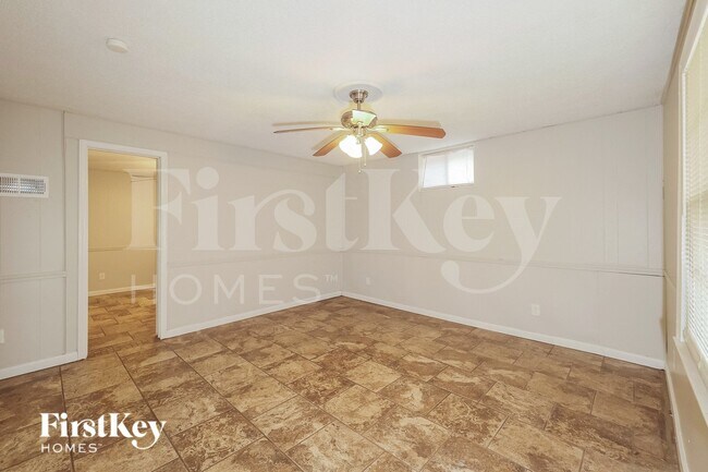 Building Photo - 8728 Everett St